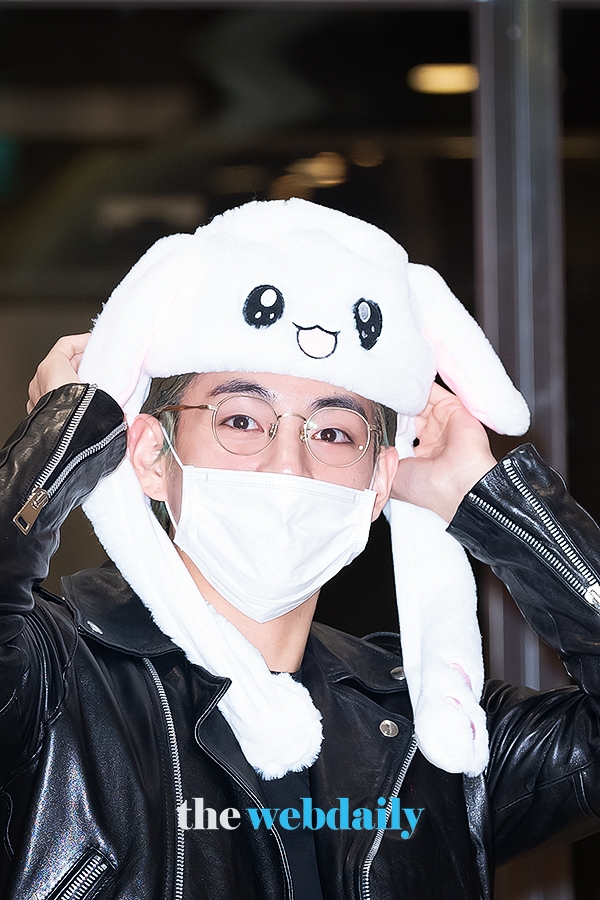방탄소년단(BTS) 뷔, 김포국제공항 전용기 청사 출국 현장