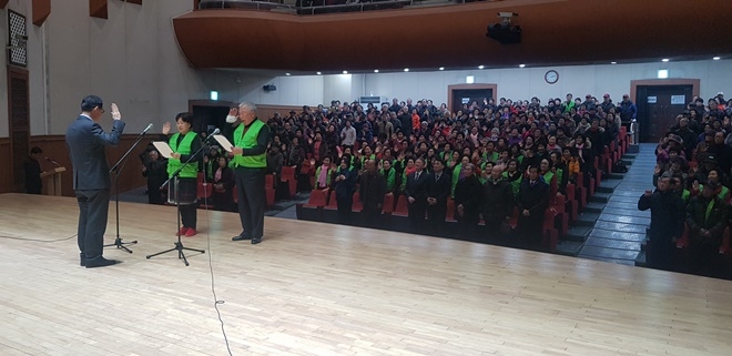 노인일자리 및 사회활동지원사업 발대식에서 선서를 하고 있다.(사진제공=거제시)