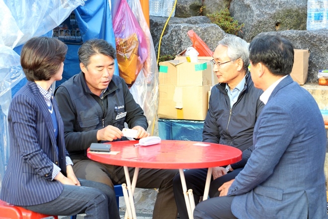 권민호 예비후보가 지난해 12월 2일 창원고용노동지청 한국지엠 창원공장 비정규직 해고자들의 농성장을 찾아 대화를 나누고 있다.(사진제공=권민호 예비후보 선대위)