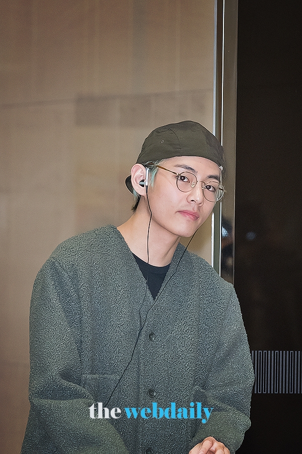 방탄소년단(BTS) 뷔, 김포국제공항 전용기 청사 입국 현장