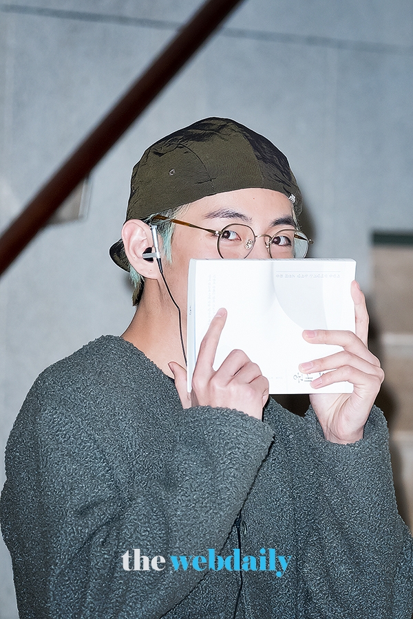 방탄소년단(BTS) 뷔, 김포국제공항 전용기 청사 입국 현장