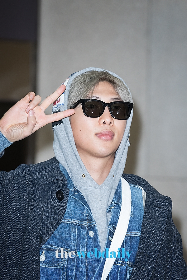 방탄소년단(BTS) RM, 김포국제공항 전용기 청사 입국 현장