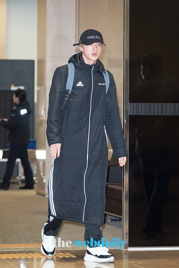 방탄소년단(BTS) 진, 김포국제공항 전용기 청사 입국 현장
