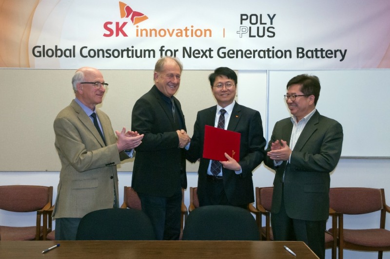 18일 오후 4시(현지시각) 미국 캘리포니아 버클리에서 SK이노베이션 이성준 기술혁신원장(좌측 세번째)과 폴리플러스 배터리 컴퍼니 스티브 비스코 대표이사(좌측 두번째)가 리튬 금속 전지 개발을 위한 공동 개발 협약을 맺고 있다. 왼쪽부터 폴리플러스 R&D 디렉터 유진 니먼, 폴리플러스 배터리 컴퍼니 스티브 비스코 대표이사, SK이노베이션 이성준 기술혁신원장, SK이노베이션 황경순Global post