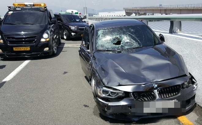 김해공항서 사고를 낸 BMW차량.(사진제공=부산경찰청)