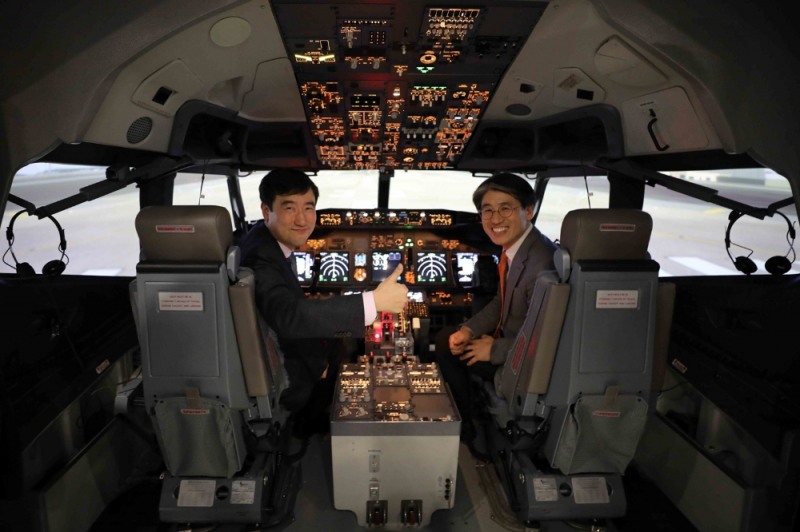 김포국제공항에서 진행된 시뮬레이터 도입행사에서 제주항공 이석주사장(사진 왼쪽)과 김재천부사장이 시뮬레이터 안에서 기념촬영을 하고 있다.(사진=제주항공)