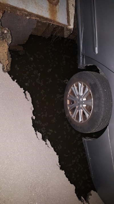 싱크홀로 차량후미가 빠져있다.(사진제공=부산경찰청)