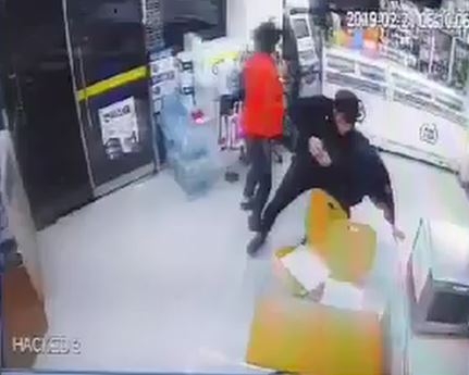 시민이 편의점 강도를 제압하고 있다.(사진제공=부산경찰청)