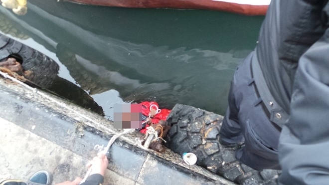 로프를 잡고 있는 익수자.(사진제공=부산해양경찰서)