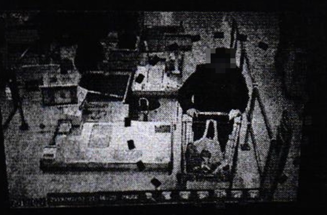 계산대를 통과하는 피의자.(사진제공=부산경찰청)