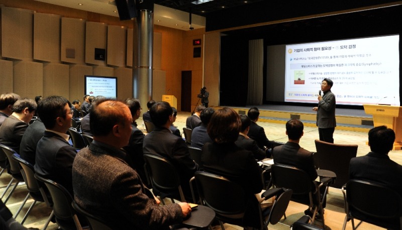 지난 21일 서울 포스코센터에서 열린 포스코 그룹 임원∙리더 계층 대상 피움(PIUM, POSCO Insight Forum) 강연에서 성균관대 경제학과 조준모 교수가‘기업시민’을 주제로 특별강연을 하고 있다. (사진=포스코)