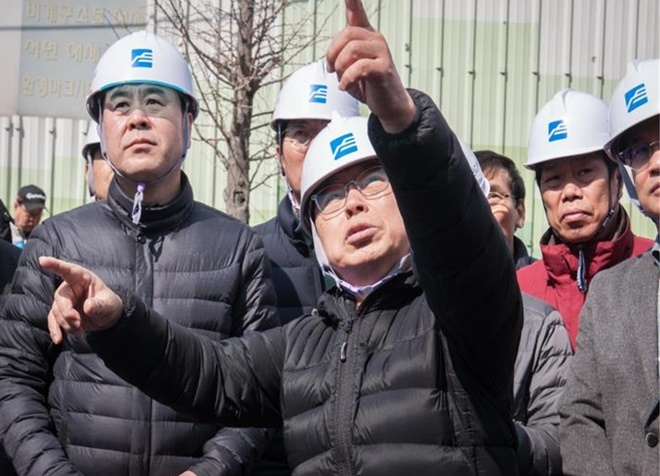 오거돈 부산시장이 23일 승학산 낙석사고 현장을 찾아 철저한 안전대책 수립을 지시하고 있다.(사진제공=부산시)