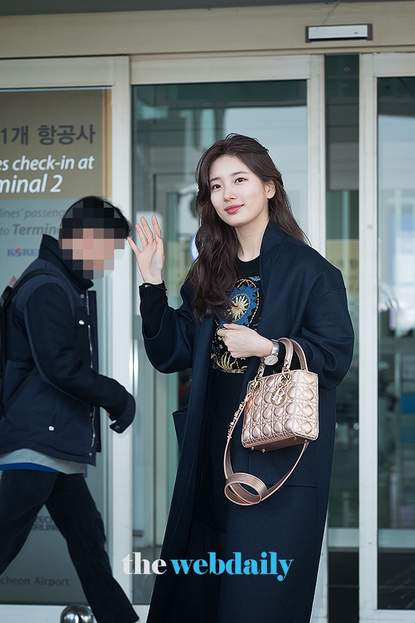 수지, 인천국제공항 출국 현장