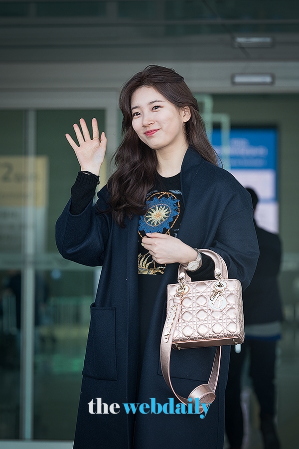 수지, 인천국제공항 출국 현장