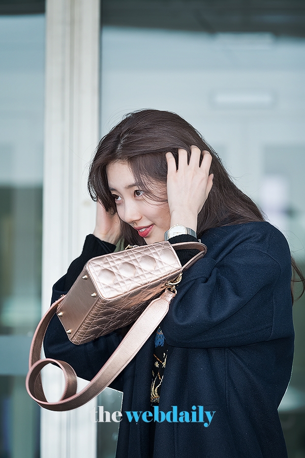 수지, 인천국제공항 출국 현장