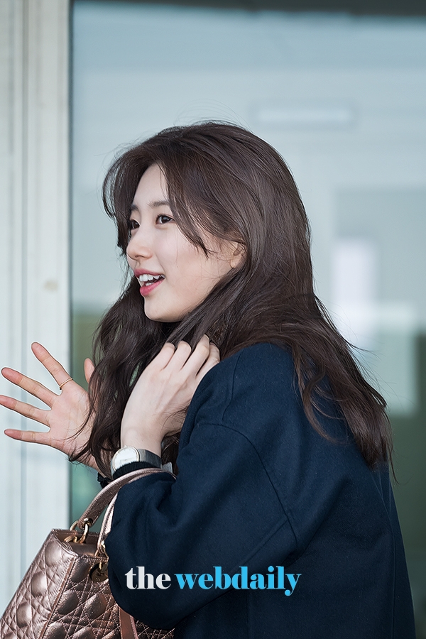 수지, 인천국제공항 출국 현장