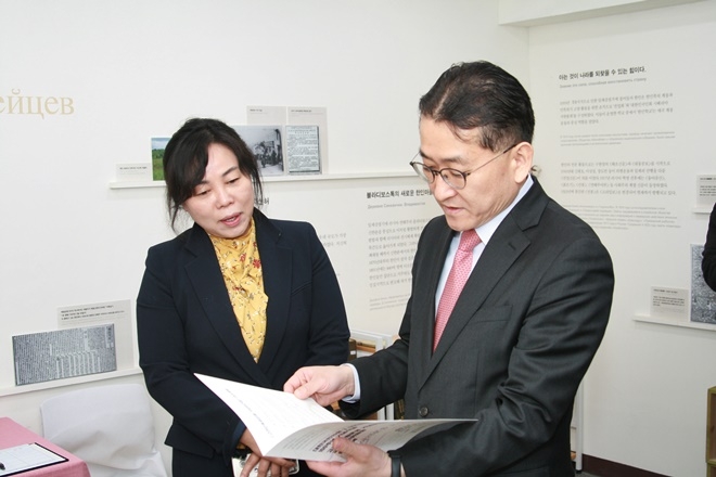 차규근 법무부 출입국·외국인정책본부장이 고려인 전시실을 관람하고 관련자료를 살펴보고 있다.(사진제공=법무부)