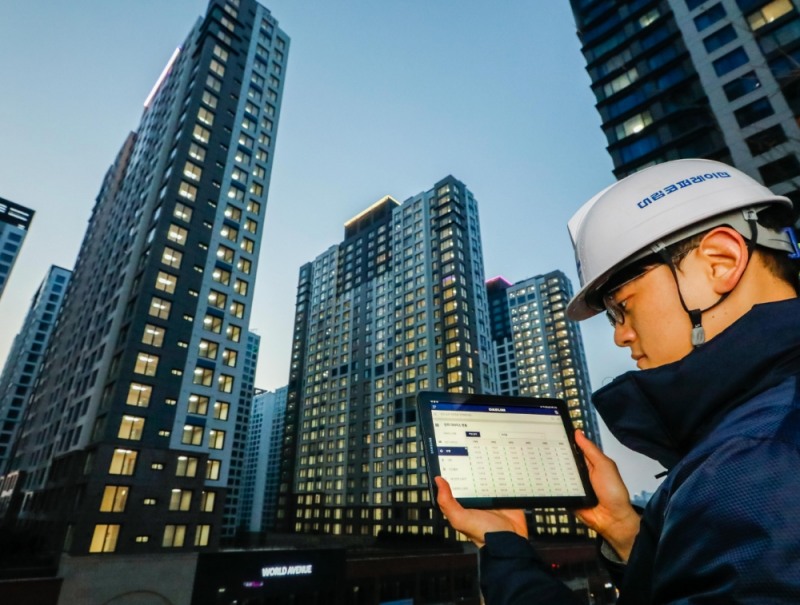 경기도 고양시 e편한세상시티 삼송2차 현장에서 대림코퍼레이션 직원이 태블릿을 통해 원격으로 세대 조명 시운전을 진행하고 있다.(사진=대림산업)