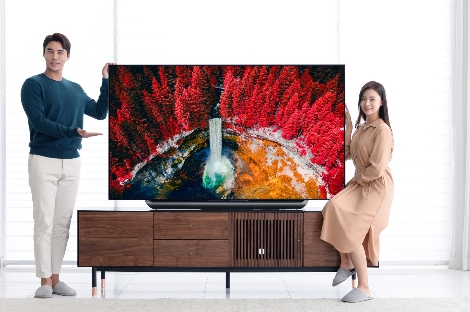 모델들이 2019년형 LG 올레드 TV AI 씽큐 신제품(모델명: 77C9)을 소개하고 있다. 사진=LG전자