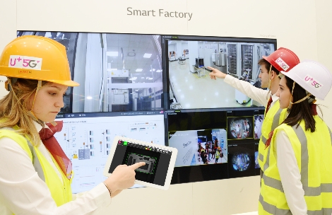 스페인 바르셀로나 'MWC 2019' 제3홀 내 LG 전시관에서 5G 스마트 팩토리를 시연하는 모습. 사진=LG유플러스