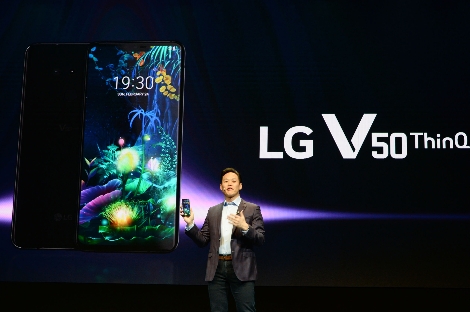 LG전자 미국법인 소속 프랭크 리(Frank Lee)가 LG V50 ThinQ를 소개하고 있다. 사진=LG전자
