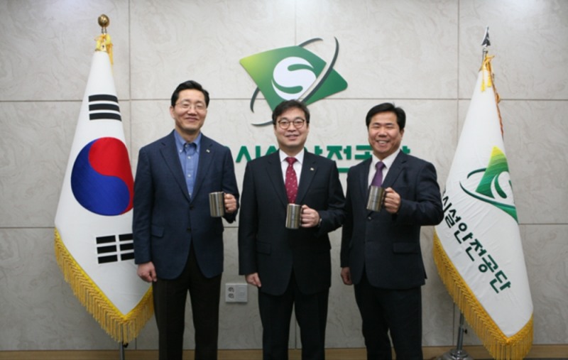 한국시설안전공단 박영수 이사장(가운데)이 강부순 부이사장(왼쪽), 정광섭 경영지원본부장과 함께 머그컵을 들고 플라스틱 프리챌린지 인증샷을 찍고 있다. (사진=한국시설안전공단)