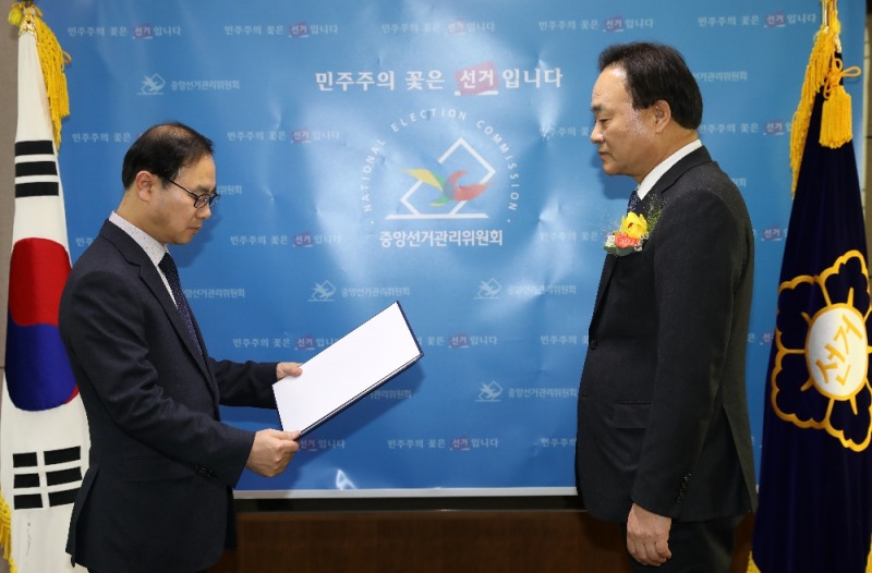 25일 경기 과천 중앙선거관리위원회에서 개최된 수협중앙회장선거 당선증 교부식에 참석한 임준택 제25대 수협중앙회장 당선인(사진 오른쪽)이 박영수 중앙선거관리위원회 사무총장(왼쪽)으로부터 당선증을 받은 후 기념촬영을 하고 있다.(사진=수협중앙회장)