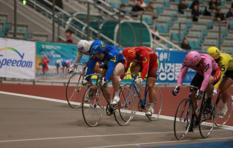 2018년 제24회 스포츠서울배 대상경륜에서 신은섭이 1등으로 결승선을 통과하고 있다. (사진=국민체육진흥공단)
