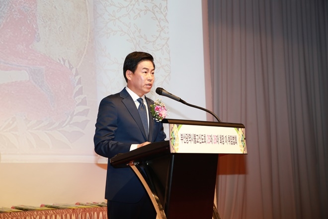 정정복 26대 부산불교신도회장이 취임사를 하고 있다.