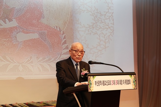 공병수 부산불교신도회 25대 회장이 이임사를 하고 있다.