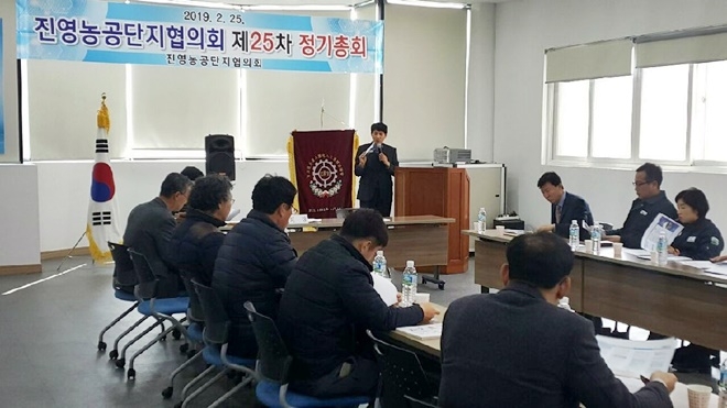 외사계 직원이 기업체 대표들을 상대로 외국인 범죄예방교육을 하고 있다.(사진제공=김해서부경찰서)
