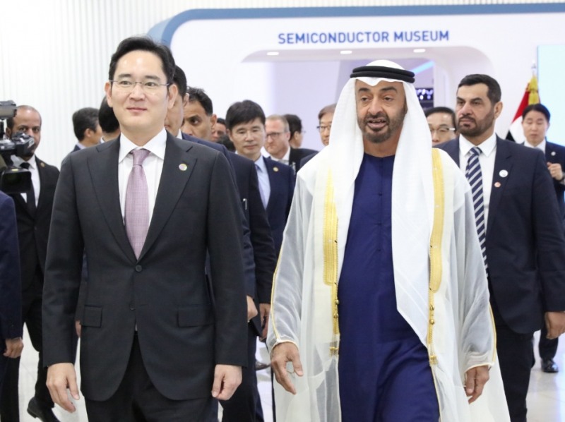 26일 오후 이재용 삼성전자 부회장이 삼성전자 화성사업장을 방문한 모하메드 빈 자이드 알 나흐얀 아부다비 왕세제와 전시장을 둘러보고 있는 모습. (사진=삼성전자)
