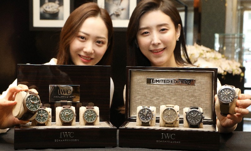 26일, 롯데백화점 소공동 본점 1층 IWC 팝업 스토어에서 모델(여2)들이 2019년 신상품을 선보이는 모습. (사진=롯데백화점)