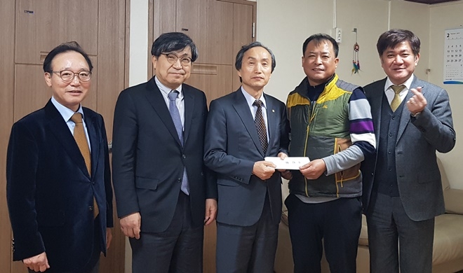 이춘희 회장(사진 가운데) 등이 나눔공동체에 성금을 기탁하고 기념촬영.(사진제공=대구지방변호사회)