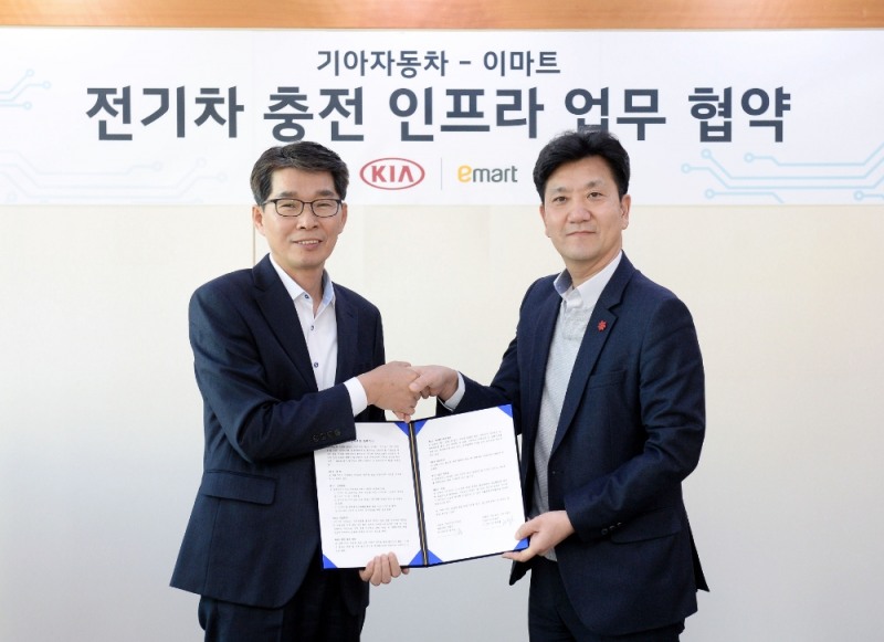 (왼쪽부터) 권혁호 기아차 국내영업본부장(부사장), 김득용 이마트 고객서비스본부장(부사장)이 기념 촬영을 하고 있는 모습.(사진=기아자동차)