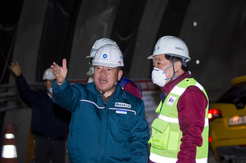 권태명 SR 대표이사(사진 오른쪽)가 공사현장을 둘러보고 있다.(사진=SR)