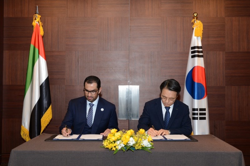 오른쪽 한국가스공사 김영두 사장 직무대리 왼쪽 ADNOC 술탄 아메드 알 자베르 총재. (사진=한국가스공사)