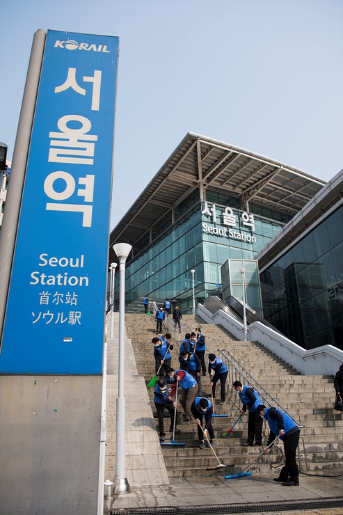 미세먼지 비상저감조치가 발령된 4일 오전 양운학 코레일 서울본부장을 비롯한 전 직원이 철도역사 및 차량에 대한 특별 물청소를 시행하고 있다(사진=코레일)