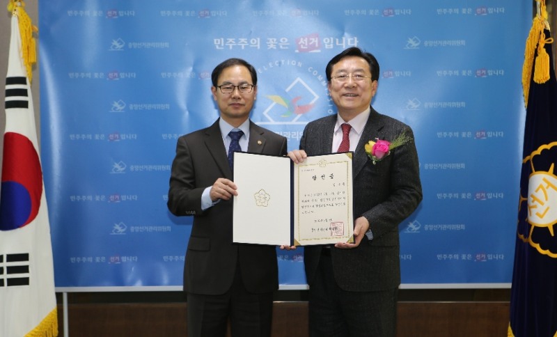 왼쪽부터, 박영수 중앙선거관리위원회 사무총장, 김기문 중소기업중앙회장.(사진=중기중앙회)