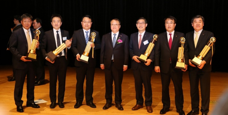 한승희 국세청장,(가운데) 송종민 호반건설 사장(오른쪽에서 두 번째) 등이 납세자의 날 수상 단체사진을 찍고 있다.(사진=호반건설)