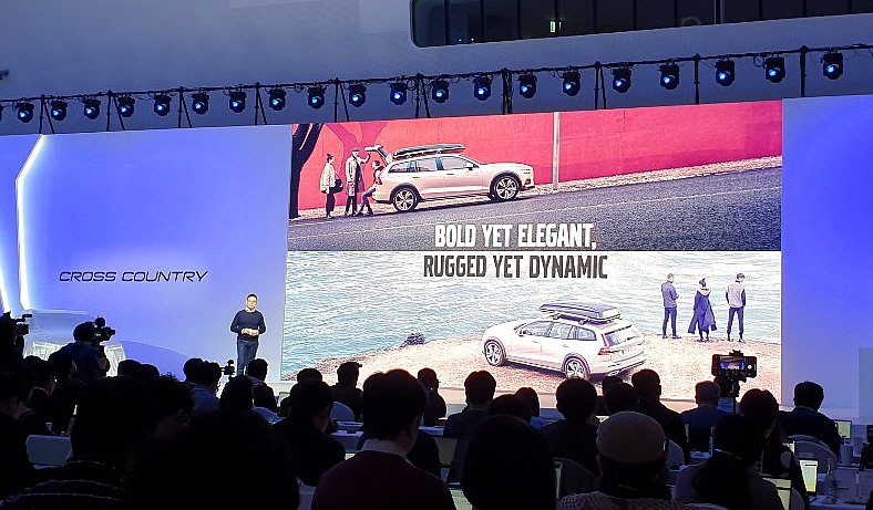 볼보자동차코리아 이윤모 대표가 신형 크로스컨트리에 대해 설명하고 있다.(사진=최영록 기자)