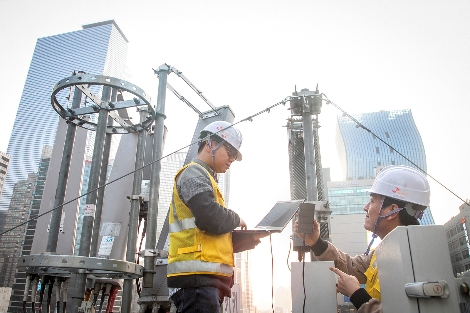 SK텔레콤 직원들이 강남역 사거리 인근에서 기지국 점검을 하고 있는 모습. 사진=SK텔레콤