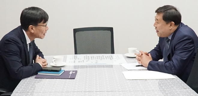 김상조 공정거래위원장(사진왼쪽)과 김종훈 의원이 대우조선해양 인수합병관련 의견을 나누고 있다.(사진제공=김종훈의원실)