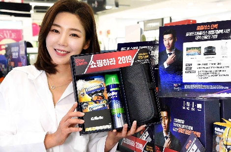 5일 서울 등촌동 홈플러스 강서점에서 모델이 ‘질레트 손흥민 에디션’을 선보이고 있다. 사진=홈플러스