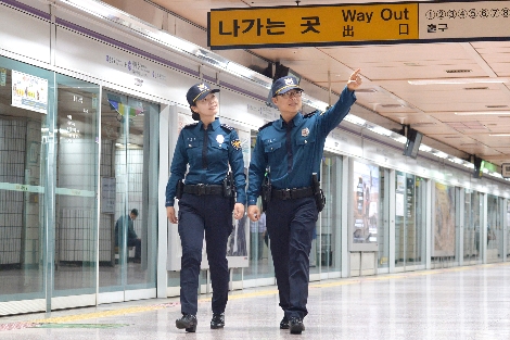 경찰 지하철 순찰 모습. 사진=KT