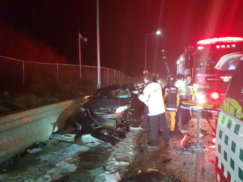 카니발차량 운전자를 구조하고 있다.(사진제공=부산경찰청)