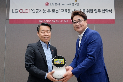 LG전자와 아들과딸社는 6일 서울 여의도에 위치한 LG트윈타워에서 LG전자 노진서 로봇사업센터장(왼쪽), 아들과딸 조진석 대표 등 양사 관계자들이 참석한 가운데 ‘LG 클로이 인공지능 홈 로봇 교육용 서비스를 위한 업무 협약’을 맺었다. 사진=LG전자