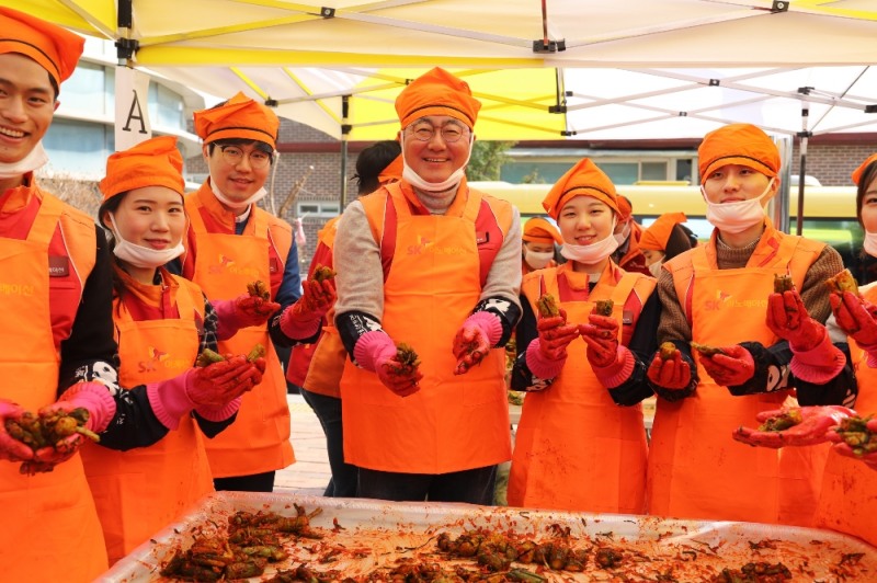 SK이노베이션 김준 총괄사장(왼쪽 4번째)이 7일, 2019년 신입사원들과 함께 서울 동대문구 동대문노인종합복지관에서 봄동겉절이와 오이소박이 250인분을 담그며, ‘봄 김치’ 나눔 자원봉사 활동을 했다. (사진=SK이노베이션)