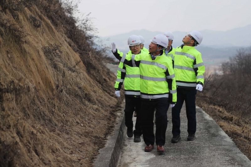 이강래 한국도로공사 사장(맨 앞)이 절토사면의 관리 상태를 점검하고 있다.(사진=한국도로공사)