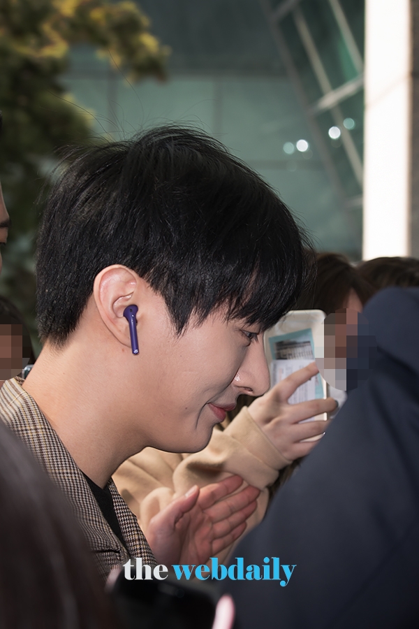 윤지성, 인천국제공항 출국 현장
